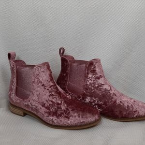 NWOT Tom's Ella Pink Crushed Velvet Bootie 9
